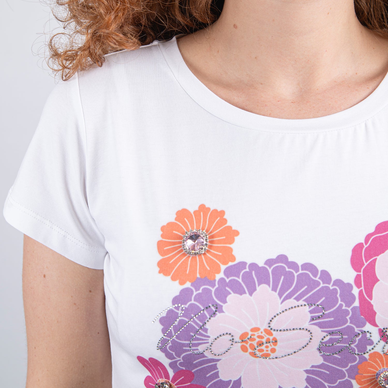 T-shirt con fiori stampati.