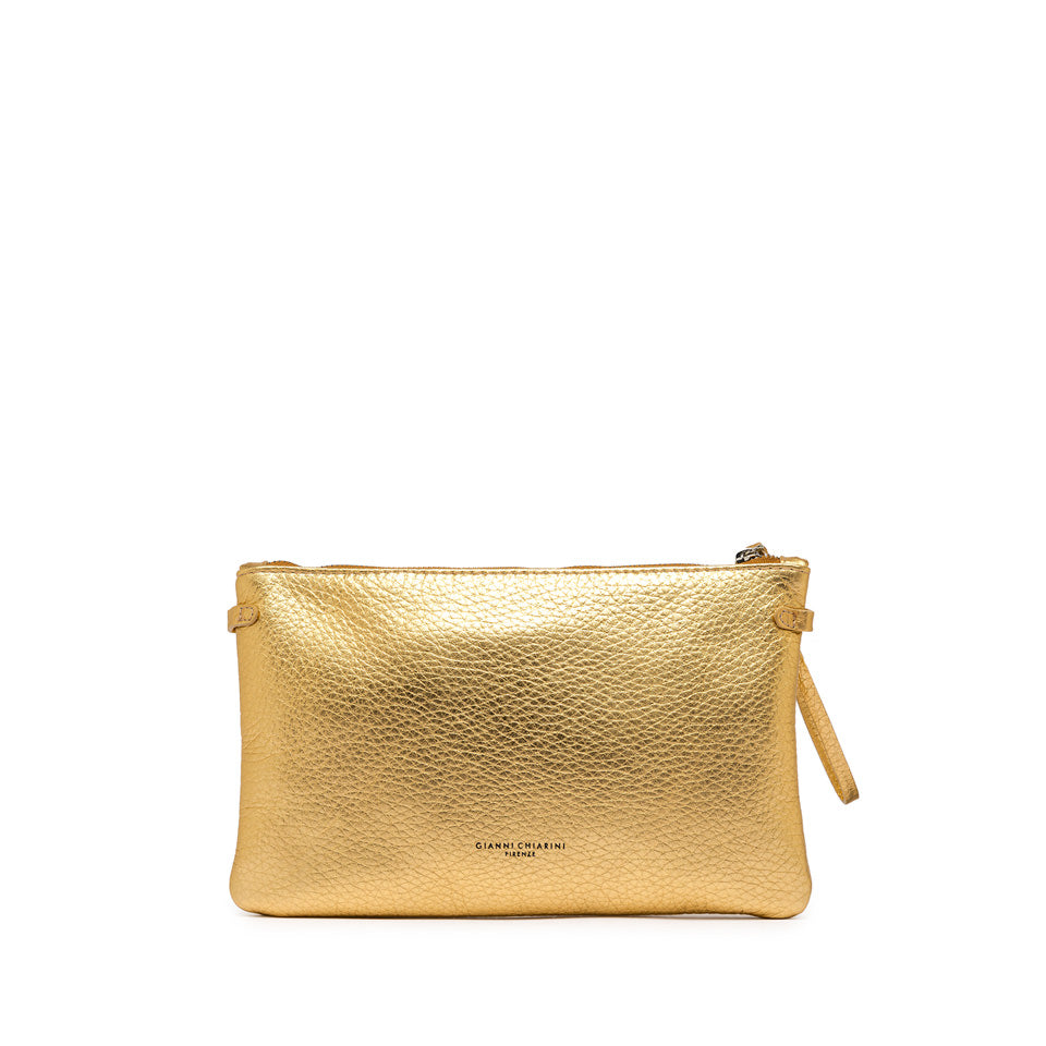 Pochette a mano con tracolla.