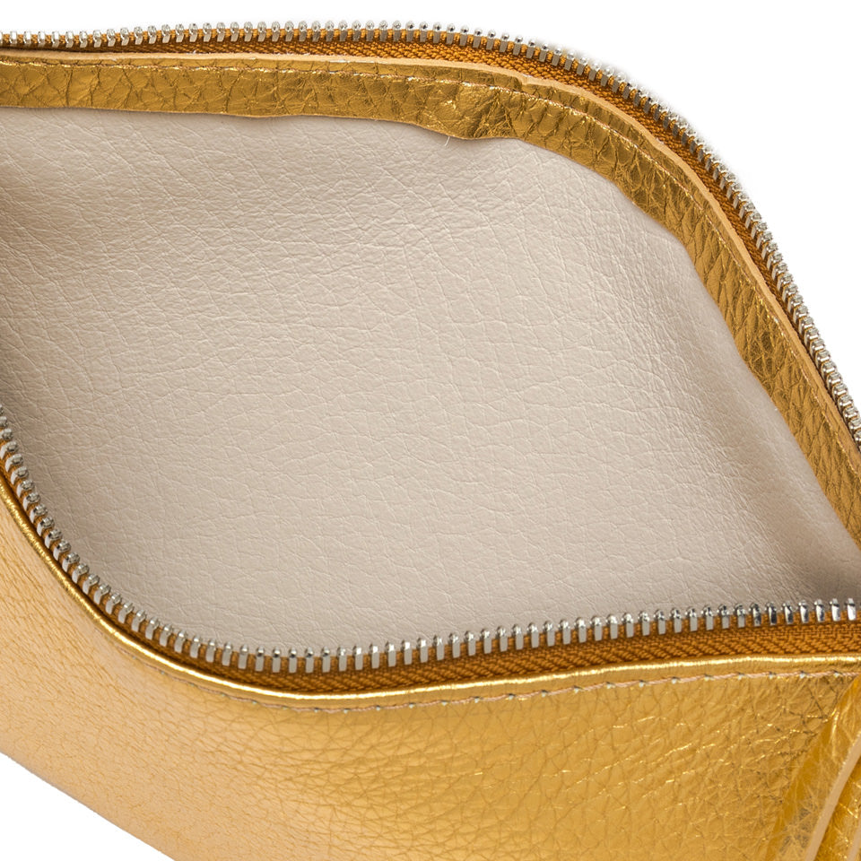 Pochette a mano con tracolla.