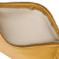 Pochette a mano con tracolla.