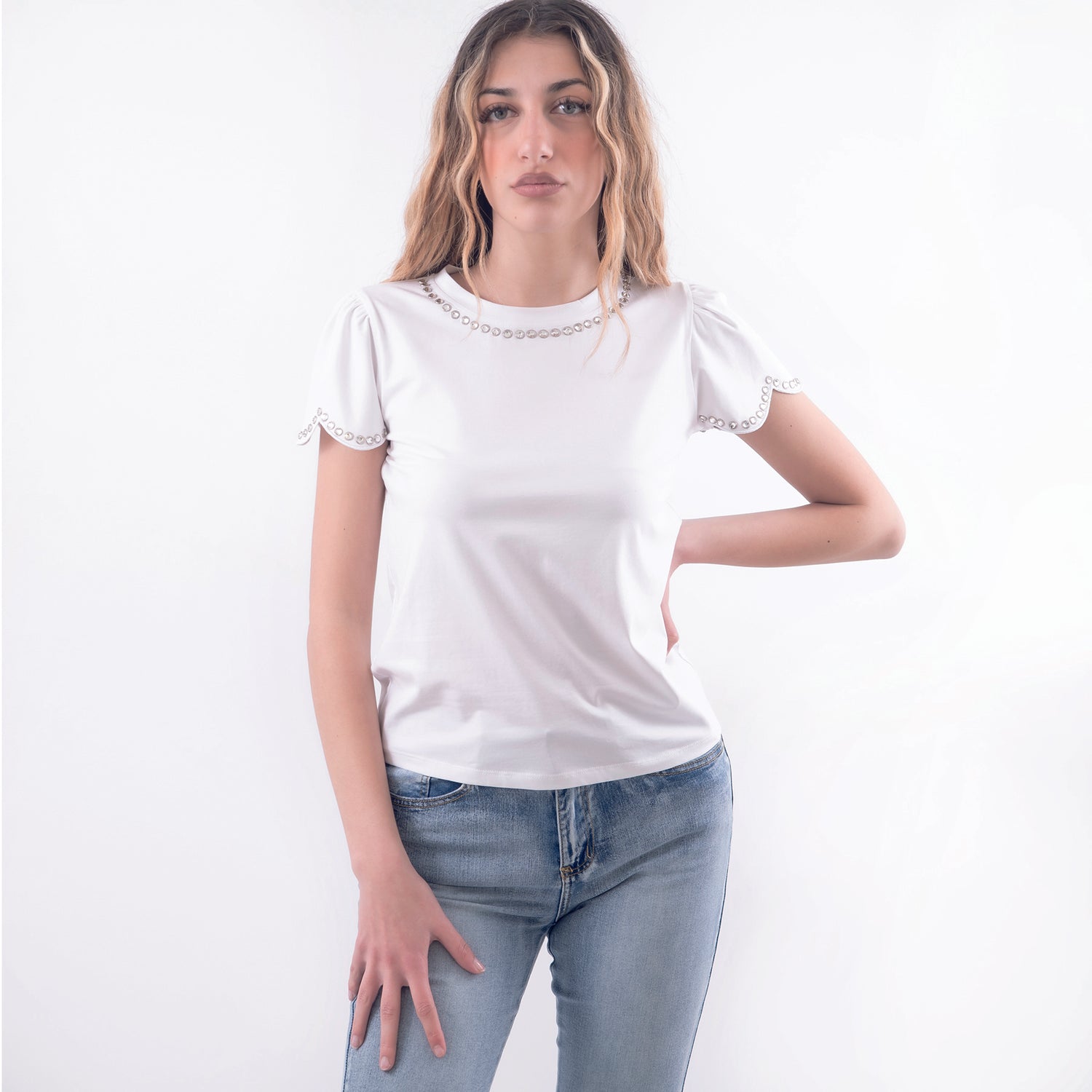 T-shirt in cotone bianco con diamanti applicati