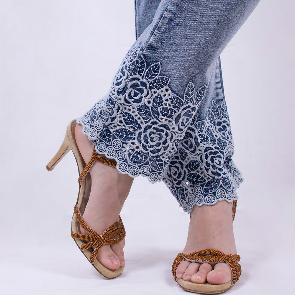 Jeans elasticizzato con ricamo sul fondo
