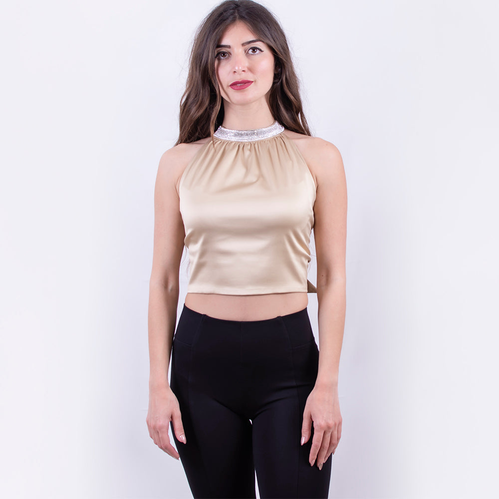 Top corto oro con collana strass al collo