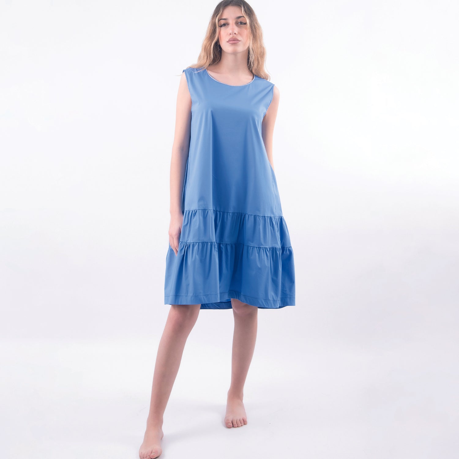 Abito smanicato midi in cotone azzurro